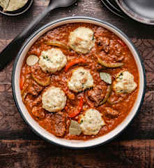 Goulash di manzo con canederli al vapore