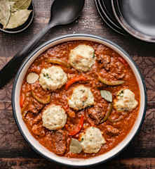 Hovězí guláš s knedlíky ze staršího pečiva