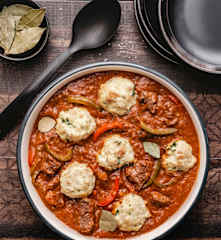 Rundergoulash met deegballetjes