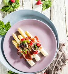 Spargel mit Himbeervinaigrette und Mohn-Ziegenkäse