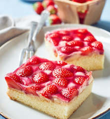Erdbeer-Pudding-Blechkuchen