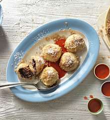 Mozartknödel mit Erdbeersauce