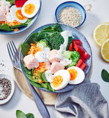 Brokkoli-Bowl mit Lachs und Tahin-Dressing