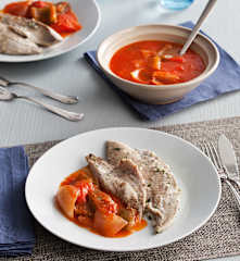 Palometa con salsa de tomate y pimientos