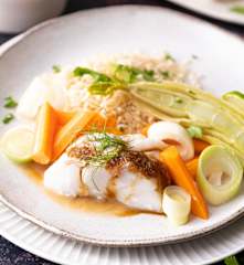 Robalo con jengibre, salsa de soya, arroz y verduras
