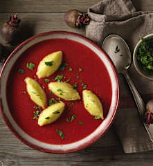 Rote Rüben Suppe mit Wasabi-Nockerl