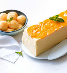 Pastel frío de melocotón y su sorbete