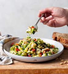 Brokkolisalat mit Pinienkernen