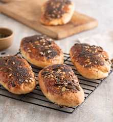 Bułki maślane z ziarnami