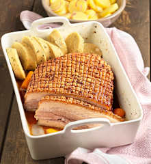 Kümmelbraten mit Serviettenknödeln und Erdäpfelsalat