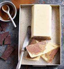 Helado marmolado de vainilla, café y chocolate