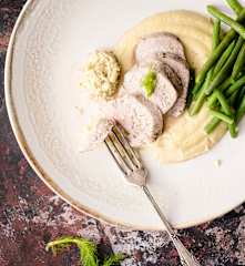 Cerdo con crema de hinojo y puré de verduras