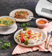 Krupnik i danie z indykiem na Varomie; Jabłka pod kruszonką