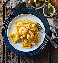 Ravioli ai carciofi con sugo di gamberi