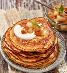 Pfannkuchen mit Birne und Vanillejoghurt