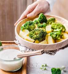 Broccoli en aardappelen met blauwe-kaassaus