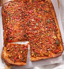 Brot mit Gemüse-Topping