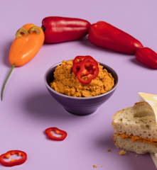 Orangeroter Aivar-Hummus