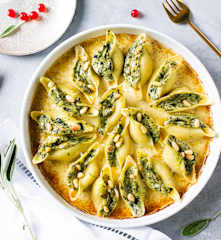 Conchas de pasta rellenas con queso crema y espinacas