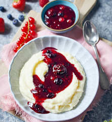 Sahne-Grießpudding mit Roter Grütze