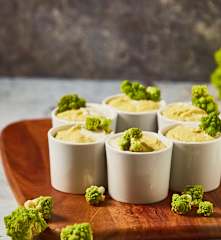 Mini soufflé al broccolo romanesco con fonduta al caprino