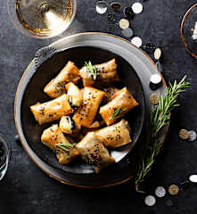 Crujientes de queso brie con arándanos