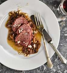 Uzený hovězí jazyk s omáčkou ze šalotek, rozinek a mandlí