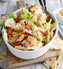 Menu: Insalata con tortillas e pollo croccante; Budino di riso con pere caramellate