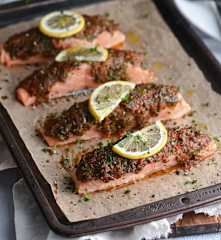 Salmón asado con tomates secos