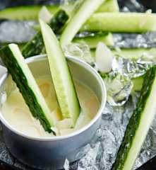 高蛋白芥末酸奶酱沾黄瓜