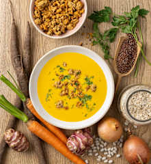 Schwarzwurzel-Hafer-Suppe mit Bohnengranola
