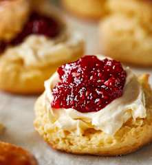 英式司康配凝脂奶油及果酱