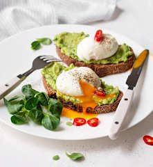 Tosta de centeno con masa madre, puré de aguacate y huevos mollet