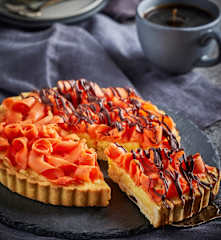 Tarta de mamey y chocolate con crema pastelera