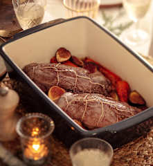 Magret de canard roulé à la figue et carottes rôties