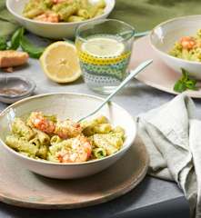 Rigatoni en verde con langostinos dorados