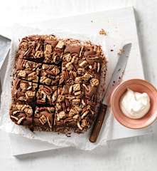 Pekannuss-Schoko-Brownies mit Manner Snack Minis