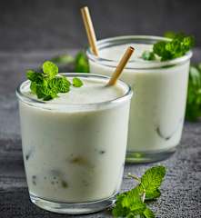 Lassi de hierbabuena y cardamomo