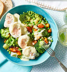 Duo de saumon et cabillaud, petits légumes et sauce crustacés
