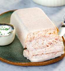 Mousse de salmón con salsa de yogur