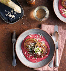 Maroni Laibchen mit Rote-Rüben-Creme