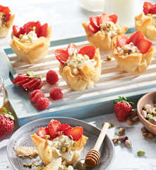 Tartaletas de filo con fresas y queso de cabra