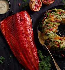 Salmão de Natal com coroa de legumes e molho de aneto