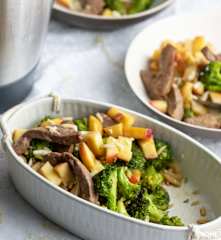 Salada de brócolos, maçã e carne