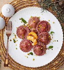 Ravioli alla barbabietola con gamberi e pistacchi