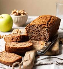 Bezlepkový chlebíček s datlemi a jablky