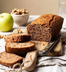 Κέικ με χουρμάδες, μήλα και καρύδια