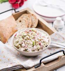 Sałatka z nowalijek w jogurtowym sosie