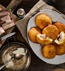 Kynuté bramborové koblížky s uzeným masem