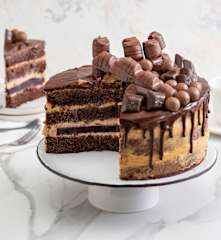 Tort czekoladowy z kremem orzechowo-kajmakowym